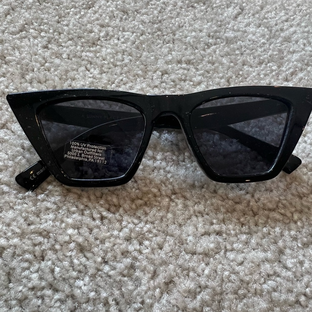 Chic Black Cat-Eye Sunglasses